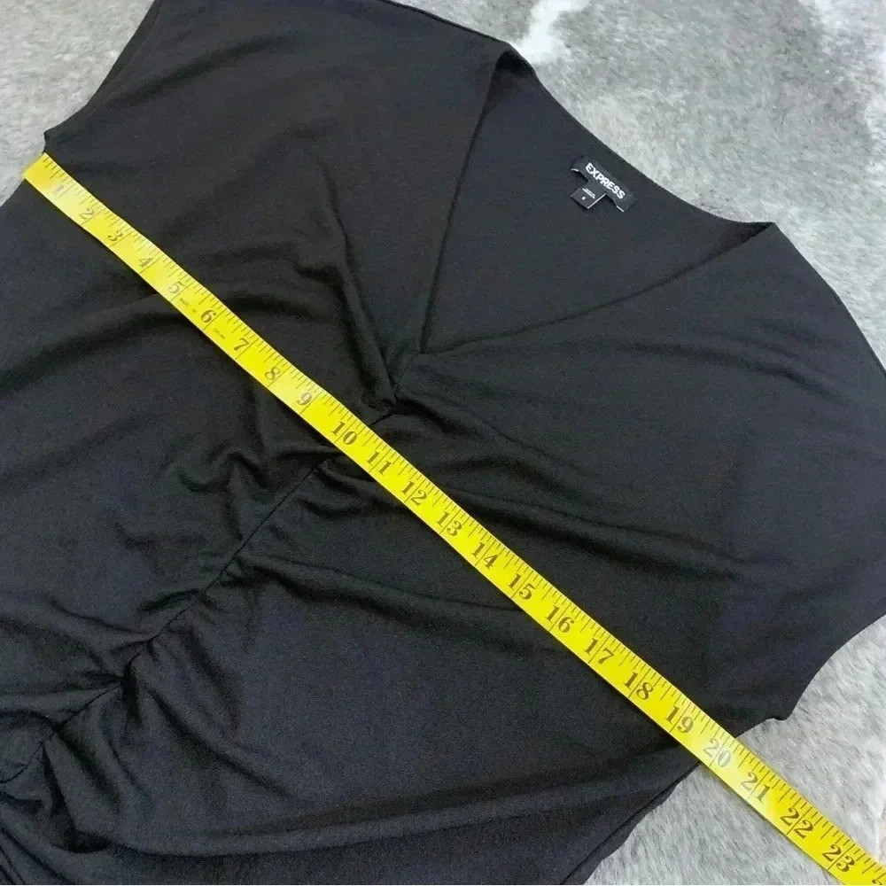 Relaxed V-Neck Ruched Tee - Picture 10 of 10